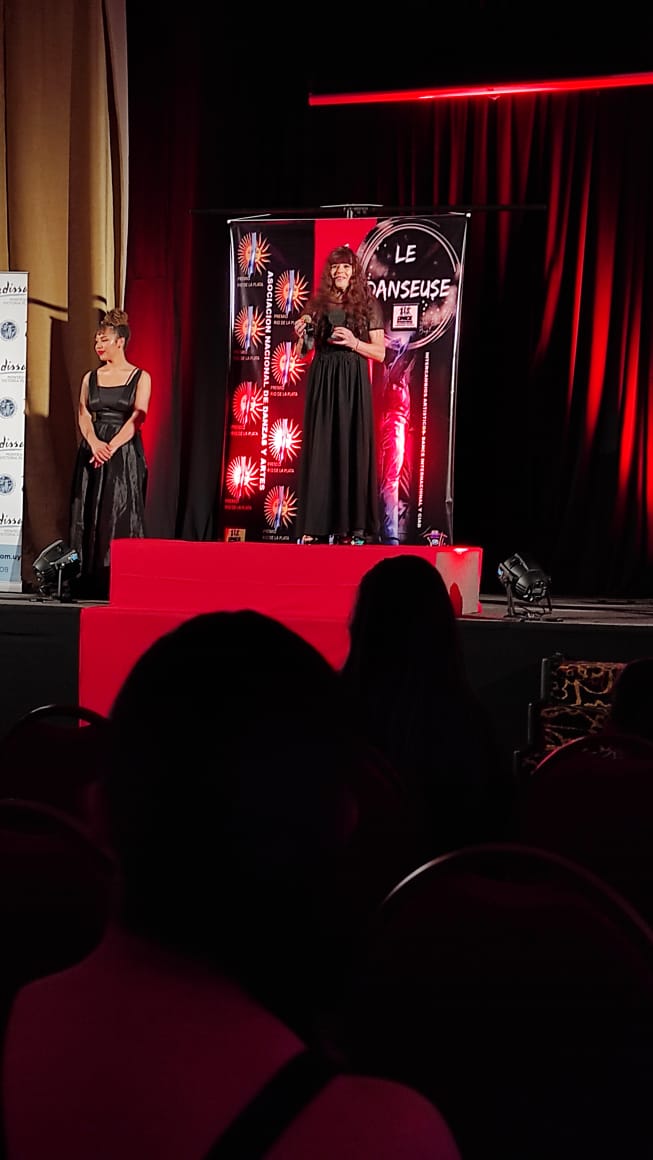 Gladys recibiendo Premio "Le Denseus Dance Internacional" R. O. Uruguay