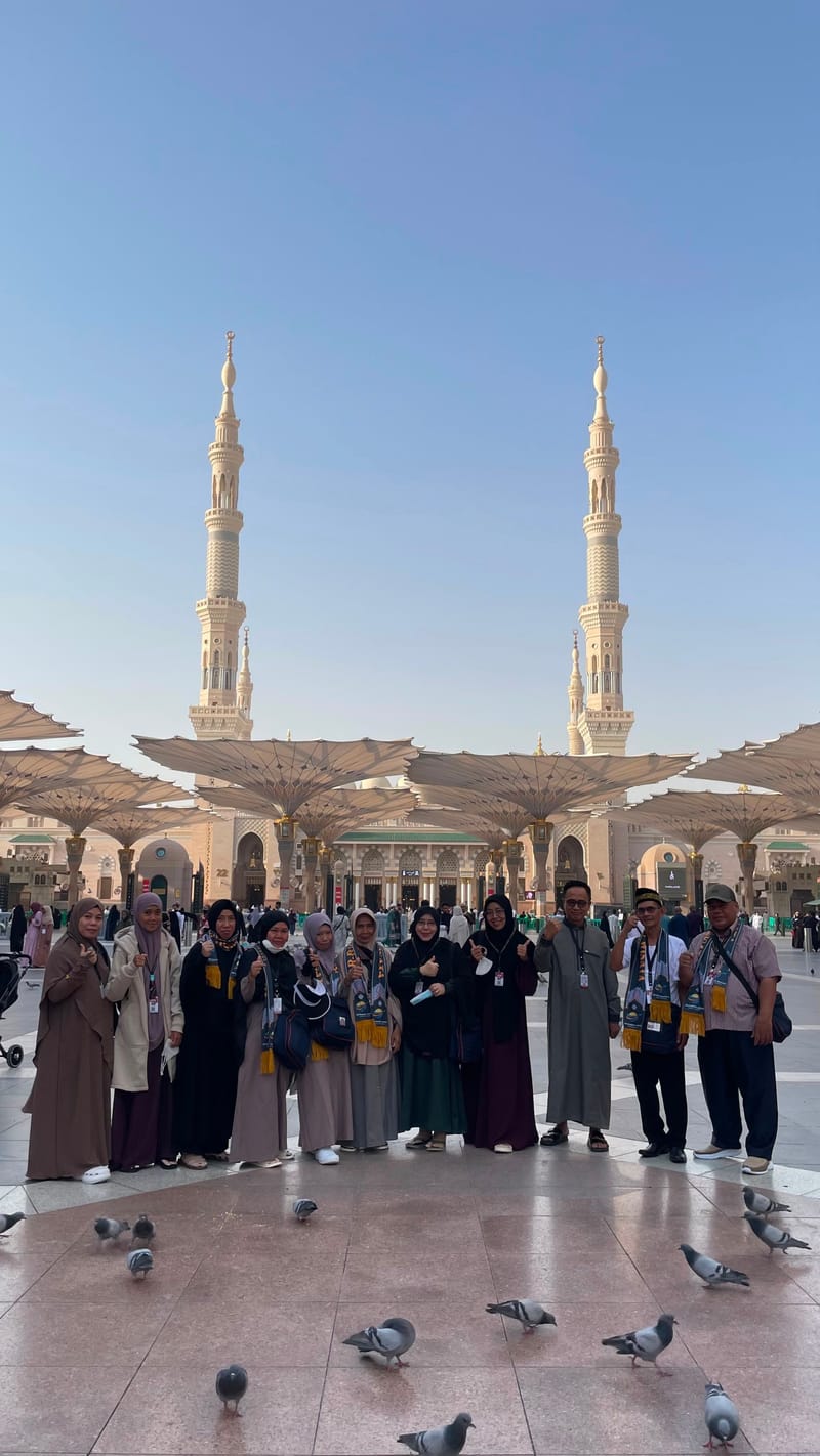 Jamaah beribadah di Masjid Nabawi