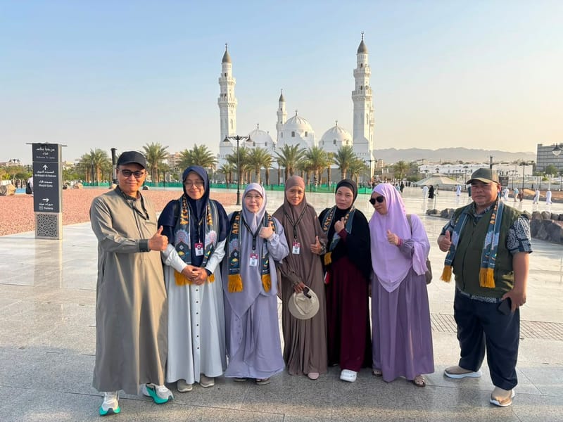 Rombongan jamaah di depan Masjidil Haram