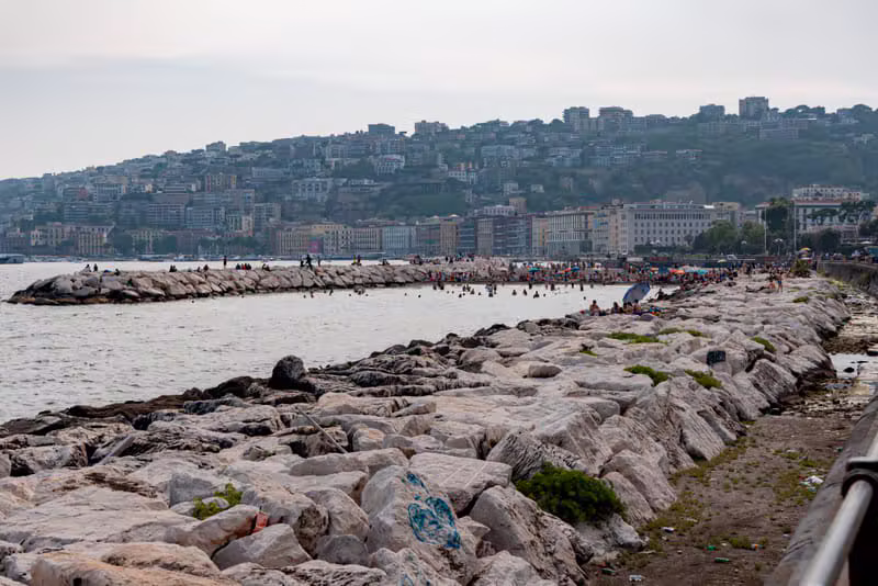 Lungomare di Napoli con il Vesuvio sullo sfondo