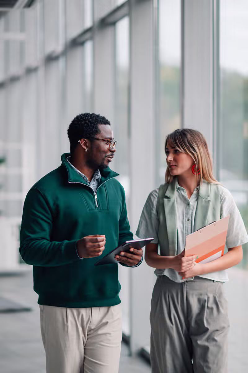 Tim Solusi IT berkolaborasi merancang solusi teknologi untuk klien