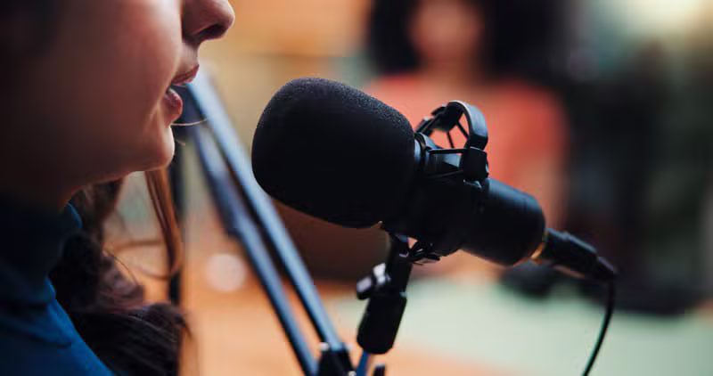 Emprendedores grabando una entrevista en el podcast