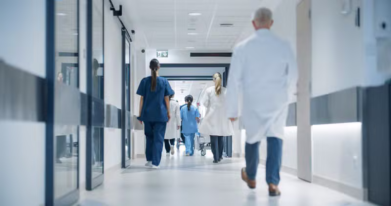 المختبرات والجامعات والمواقع العامة