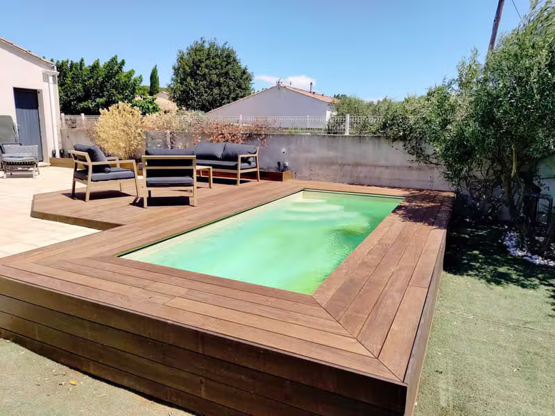 Terrasse en bois massif autour d une piscine