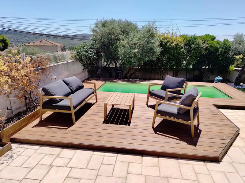 Terrasse en bois avec salon de jardin et piscine