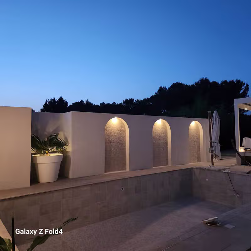Mur de piscine éclairé avec arches décoratives