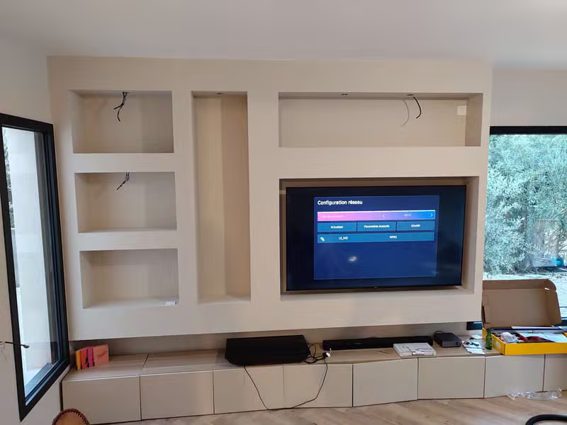 Cloison sur mesure avec niches et téléviseur intégré