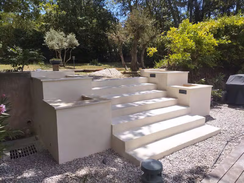 Escalier extérieur en béton avec murets