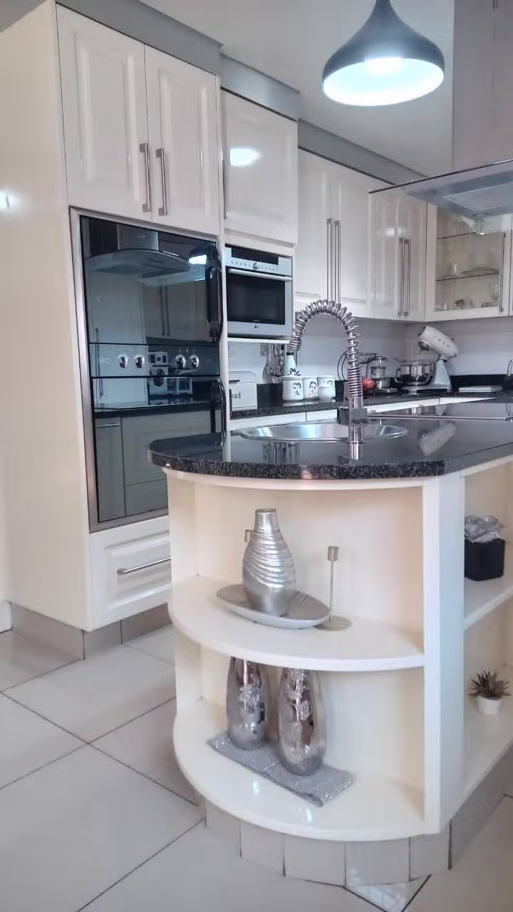 Classic shaker style kitchen with granite counter by Dumakwizulu Group