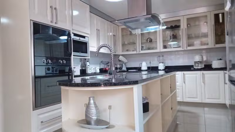 Modern white fitted kitchen with granite worktops installed by Dumakwizulu Group