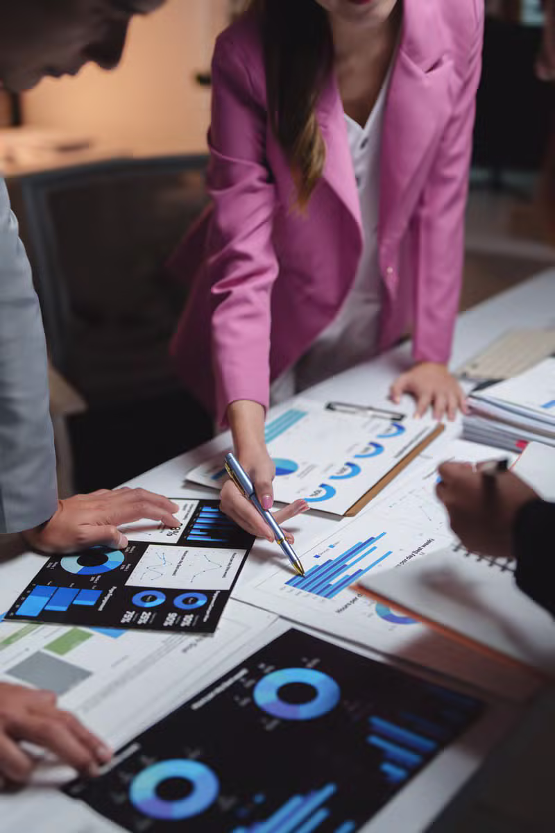 Análisis de datos e infografías económicas en pantalla