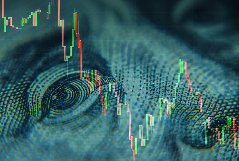 Gráficos financieros y análisis de mercado en una oficina moderna