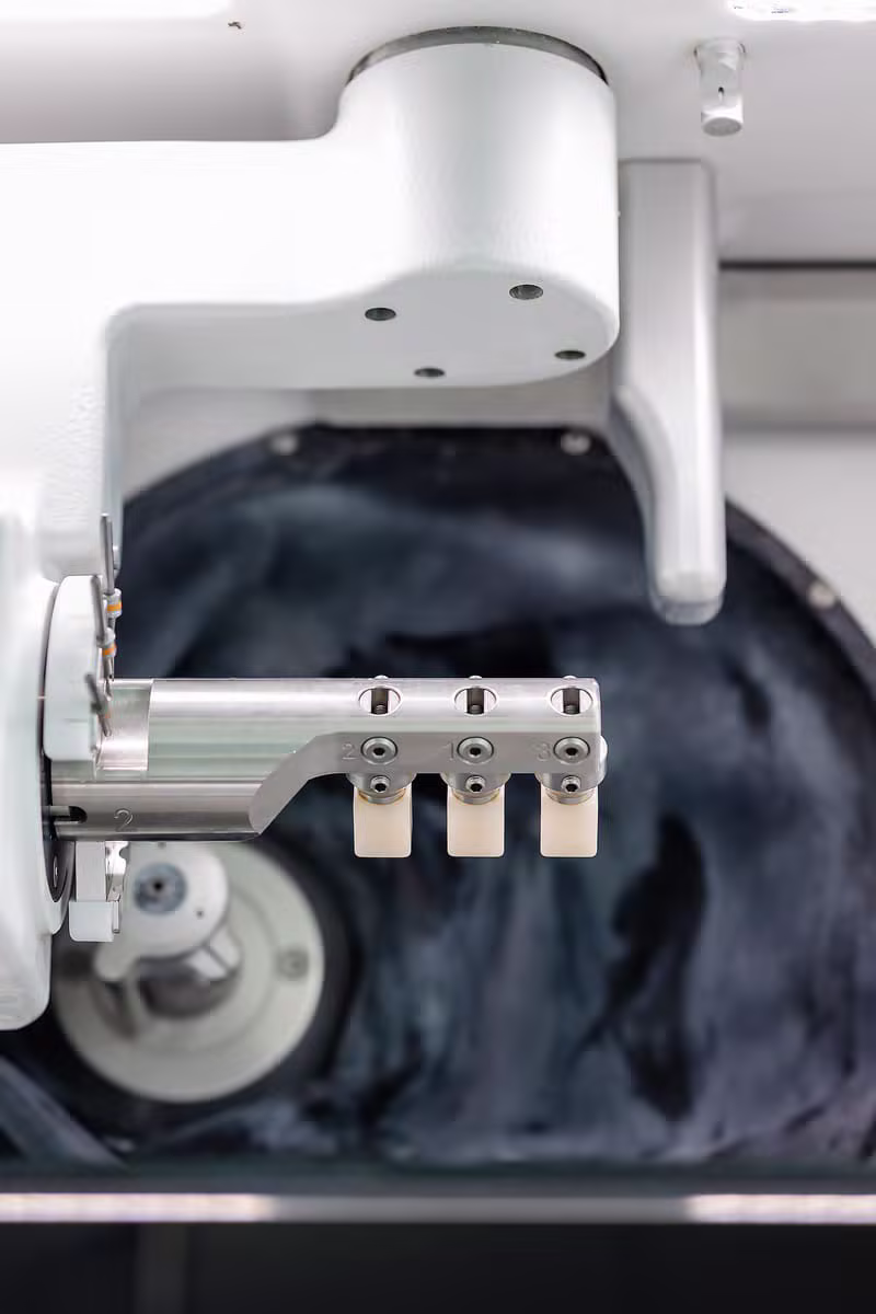 Aparatură modernă de frezare în laboratorul dentar