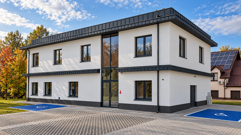 Budynek JP19 z lotu ptaka — elewacja, dach i otoczenie nieruchomości