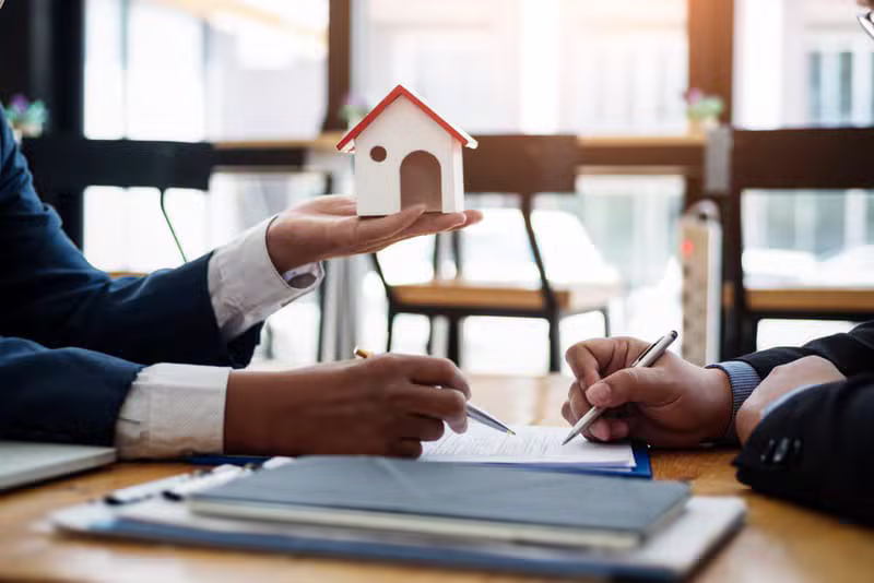 Нотаріус посвідчує договір купівлі-продажу квартири