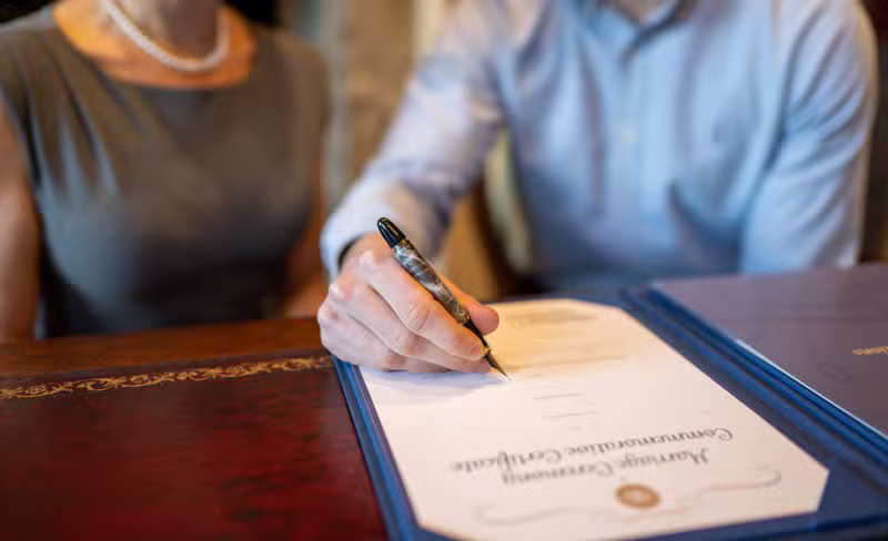 Подружжя підписує шлюбний договір