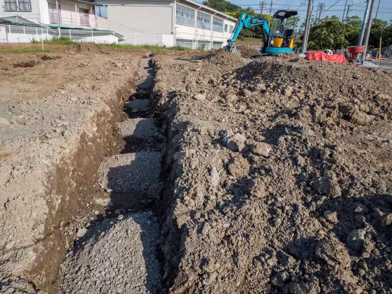 Terrassement et tranchées de fondation sur un chantier extérieur sans personne