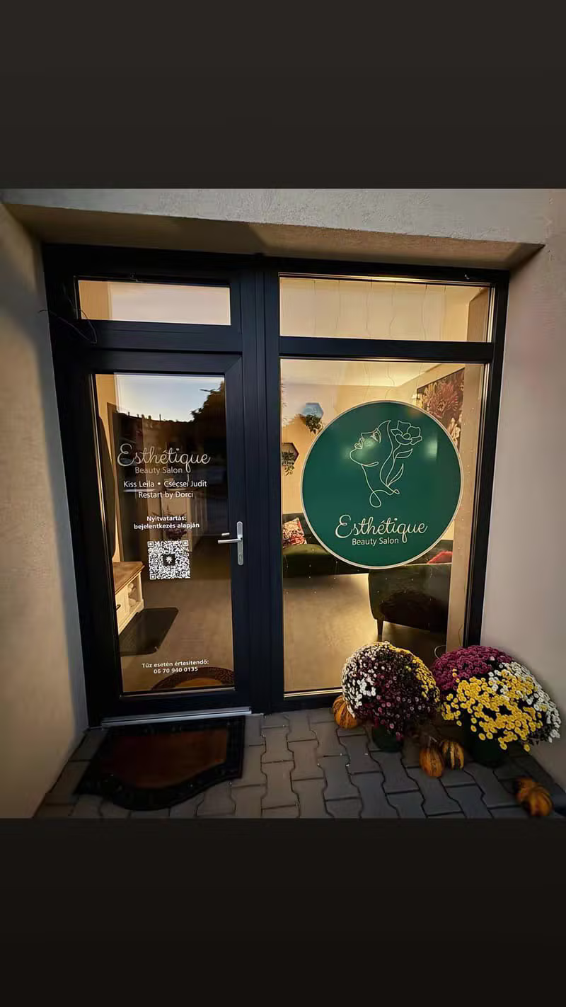 A szalon bejárata – Esthétique Beauty Salon Sopronban