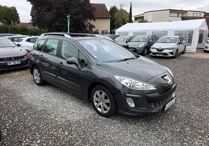 Peugeot 308 1.6 HDI 110ch 1ERE MAIN 7 PLACES TOIT PANO/ATTELAGE/RADAR AR/CLIM AUTO — photo 2