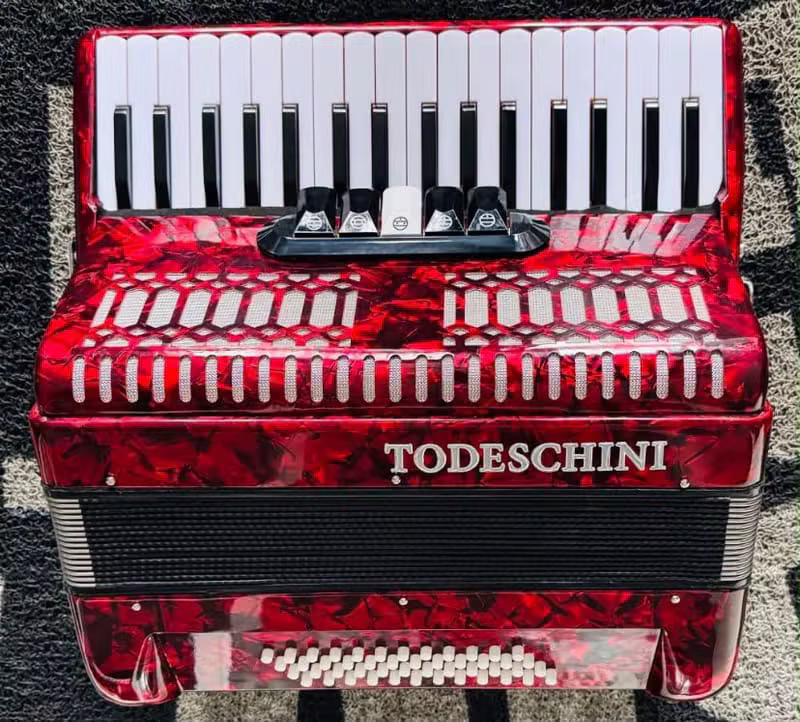 Acordeon de Piano Todeschini 120 Baixos Vermelho