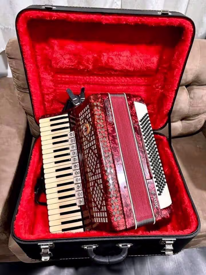 Acordeon Todeschini com Estojo Vermelho