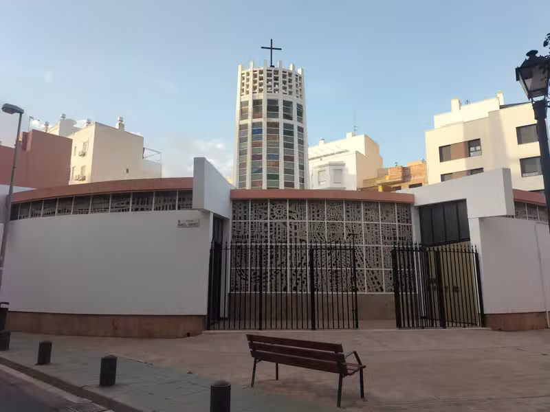 Icono de la Parroquia San Pío X: la comunidad del barrio de El Zapillo junto a la torre de vidrieras de colores