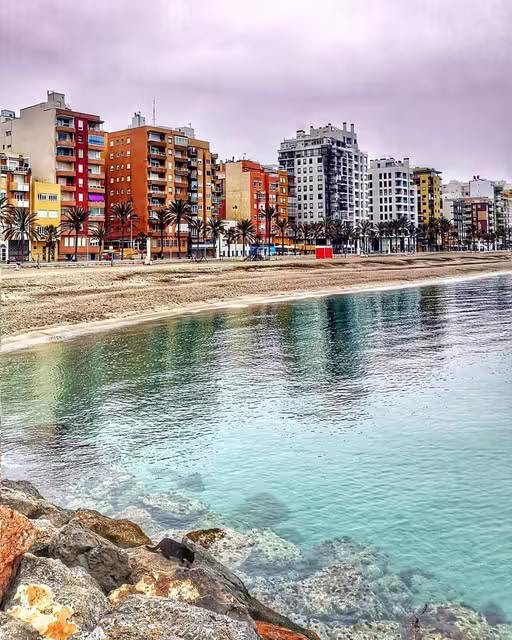 Playa y paseo marítimo del barrio de El Zapillo, en Almería