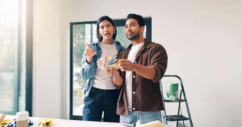 Particuliers préparant leur projet de financement avec Finora