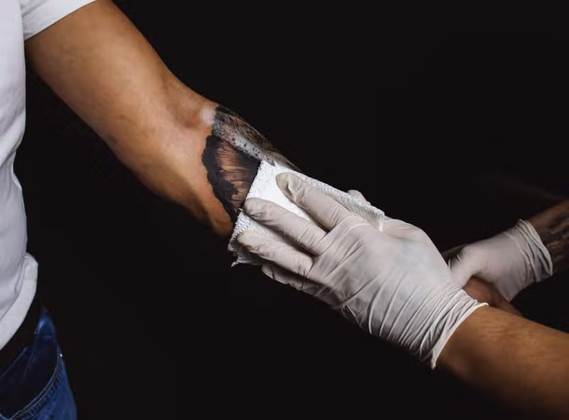 Tattoo-Pflege: Die ersten vier Wochen richtig überstehen
