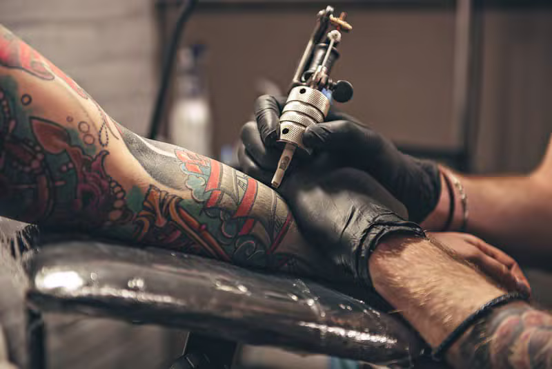 Tattoo-Schmerz nach Körperstelle: Was wirklich weh tut