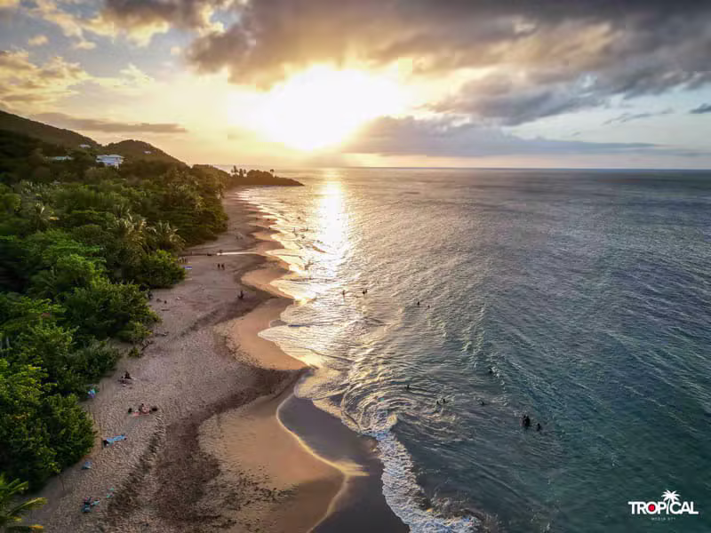 Plage et lagon de Guadeloupe vus du drone au coucher du soleil
