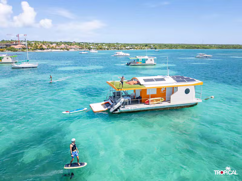Lagon, ponton et paddle vus du drone