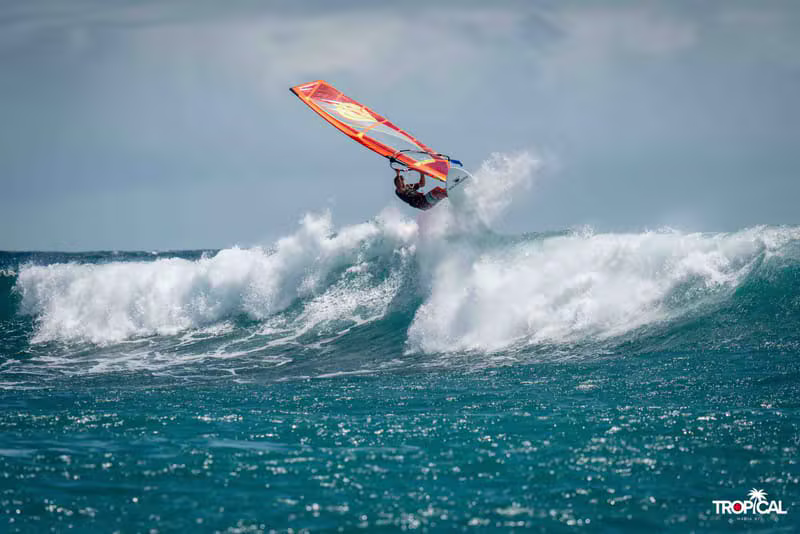 Windsurfeur sur une vague