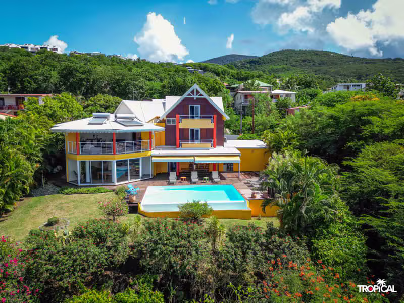 Villa créole et sa piscine, vues du drone