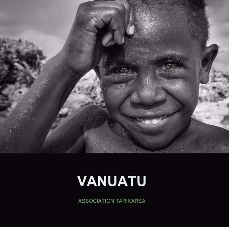 Couverture du livre photo Vanuatu, portrait d'un enfant souriant dans l'eau, association Tarikarea