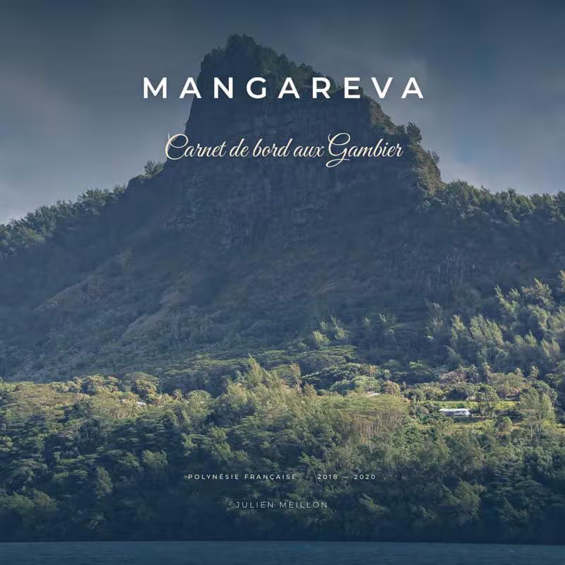 Couverture du carnet de bord Mangareva : le mont perdu des Gambier couvert de verdure au-dessus du lagon, Polynésie française