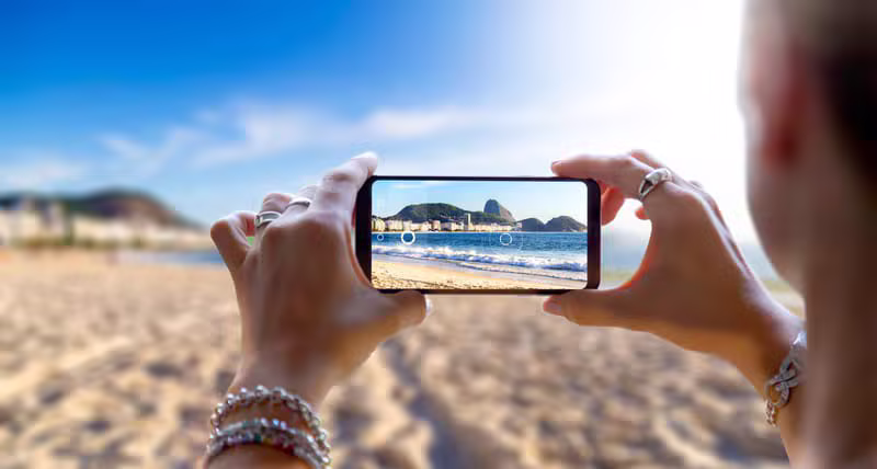 Famille en vacances photographiée sur une plage de Guadeloupe