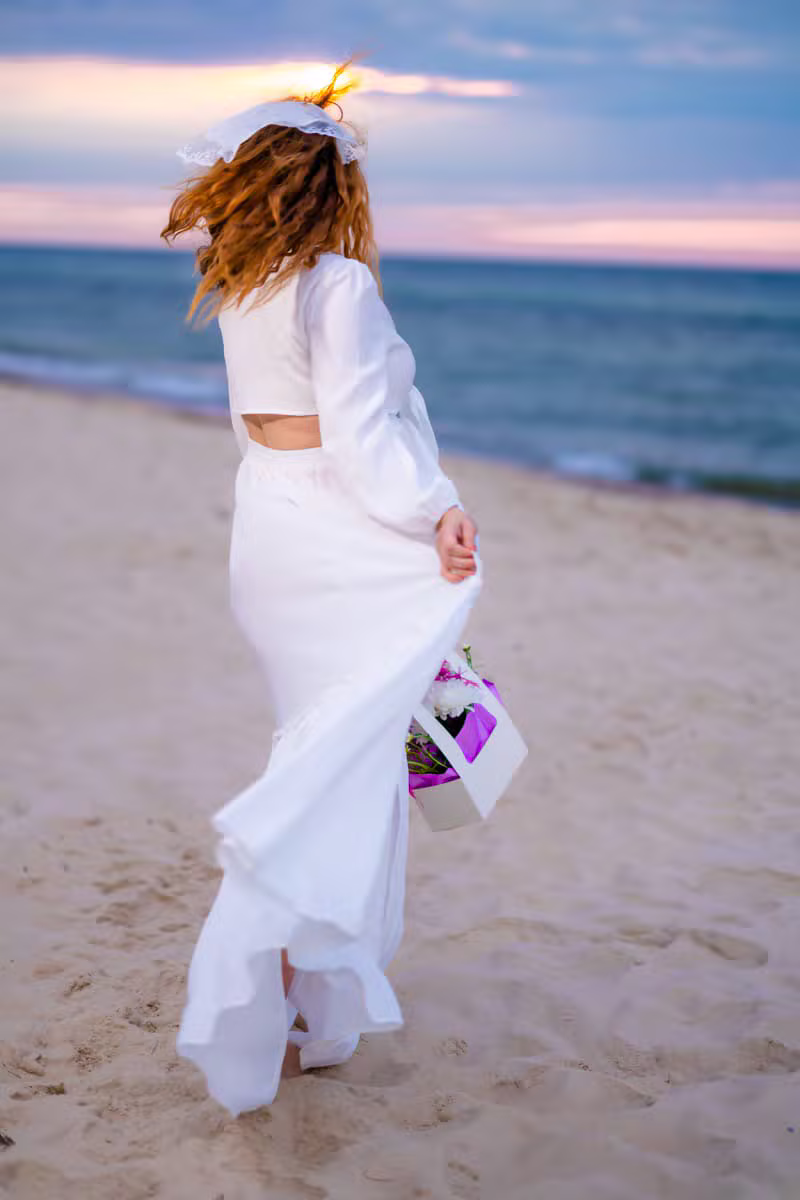 Silhouette de femme enceinte au coucher du soleil