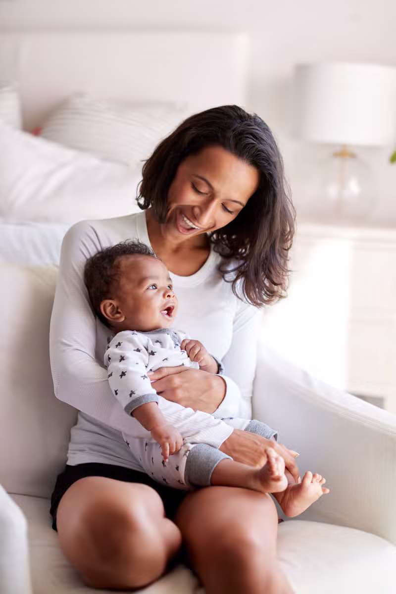 Maman tenant son nouveau-né