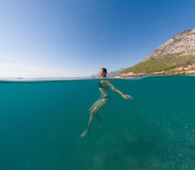 Femme flottant à la surface de l'eau