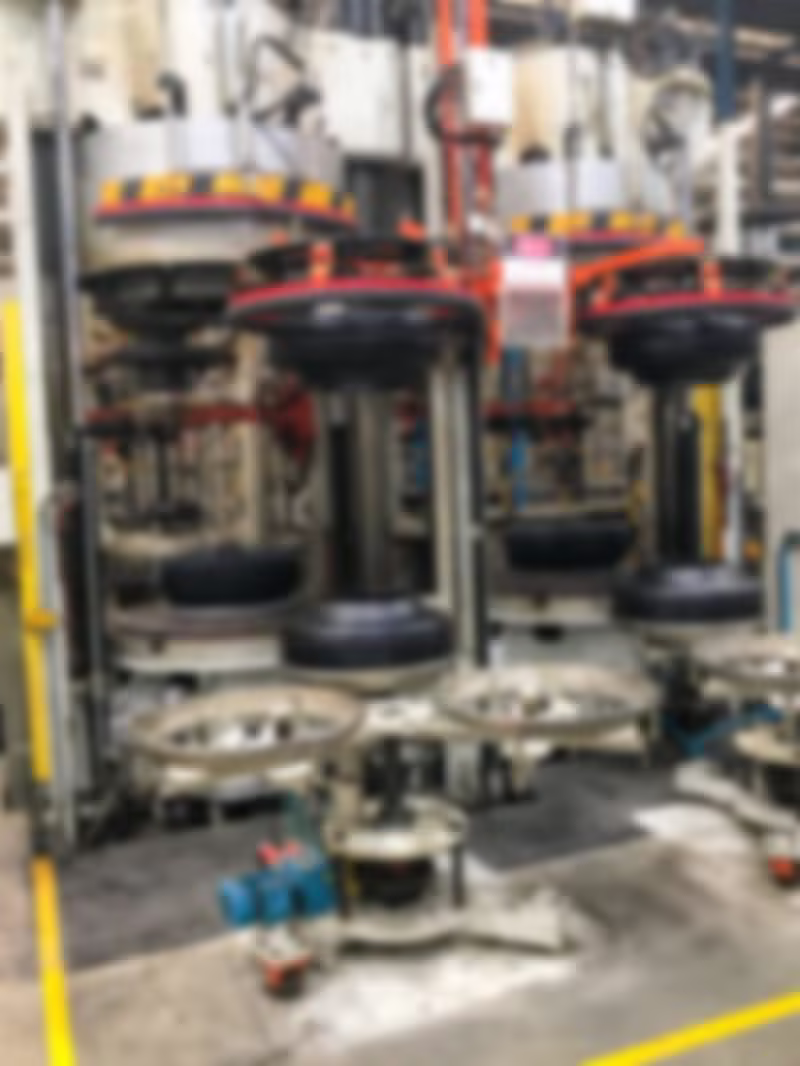 Pneu de moto Newmaster em processo de fabricação