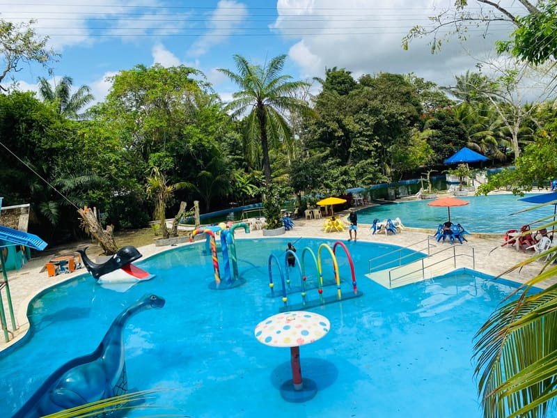 Piscina com famílias aproveitando o lazer