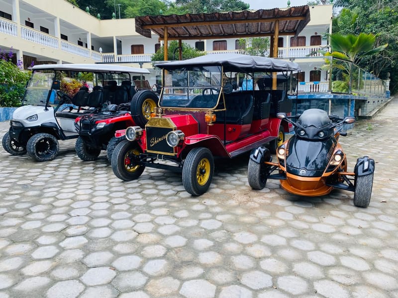 Passeio de carro elétrico pelo parque
