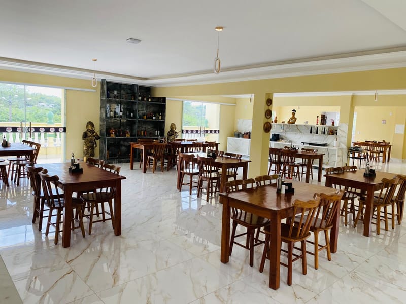 Restaurante em ambiente natural