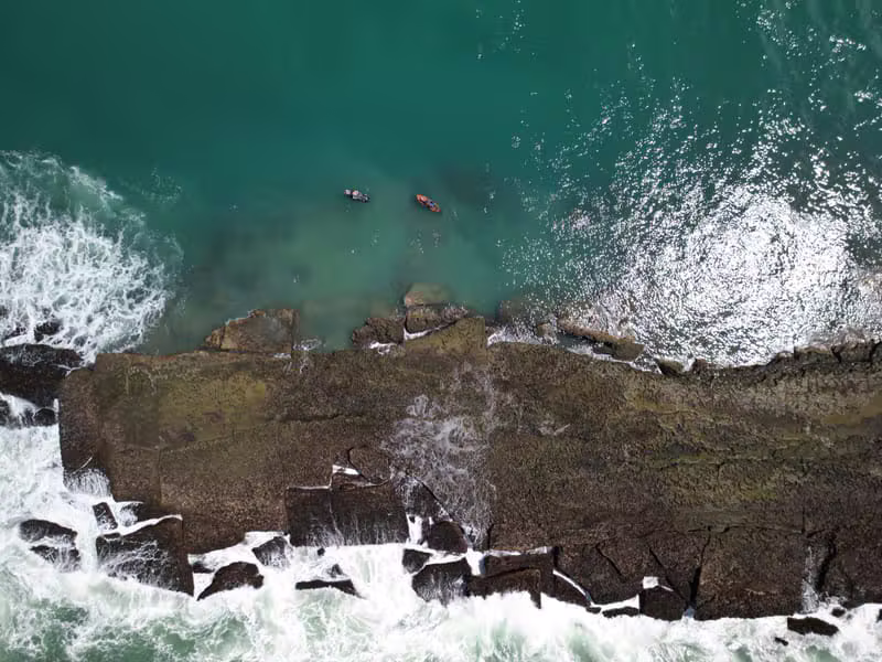 Vista aérea da vegetação e das piscinas naturais