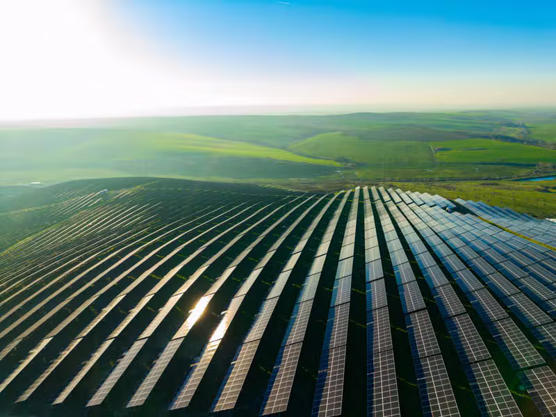 Painéis solares instalados em propriedade rural