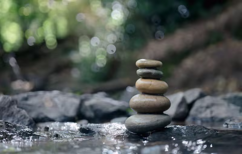 Cadre apaisant et zen pour une séance d'hypnothérapie à distance