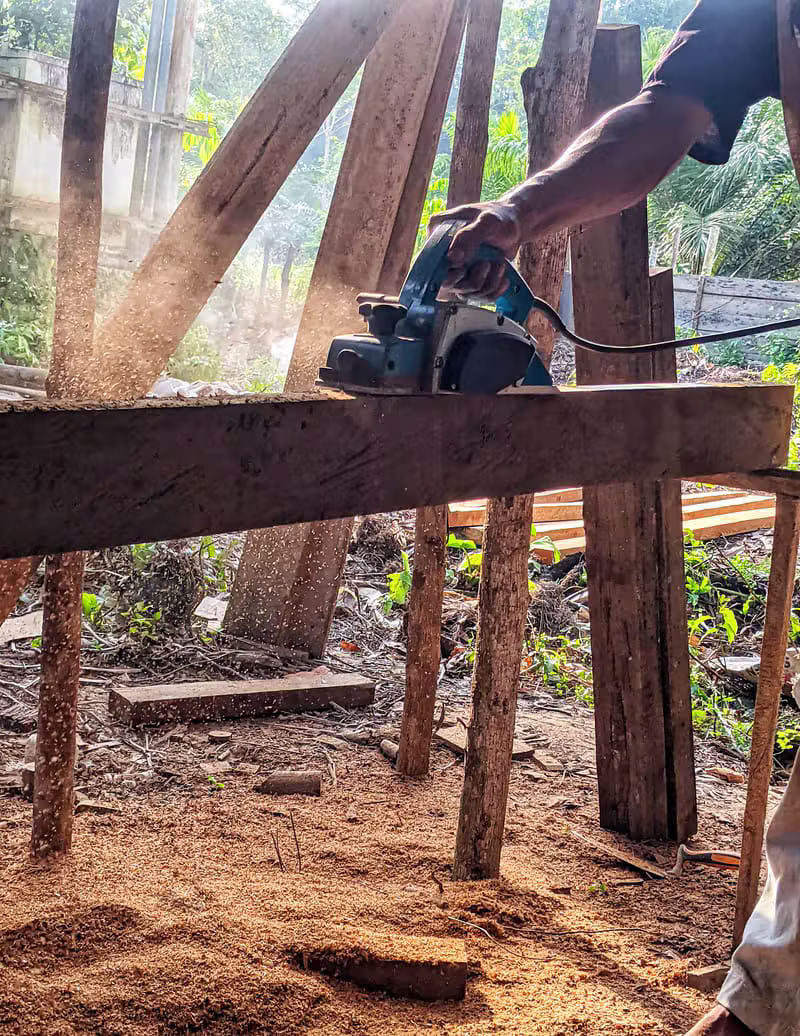 Artigiano Gmacoperture al lavoro sulla carpenteria in legno