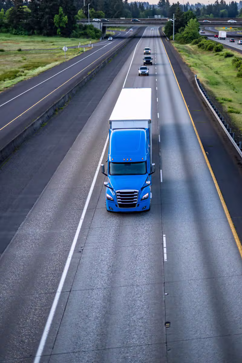 Imprimantă industrială ambalată și pregătită pentru transport pe platformă