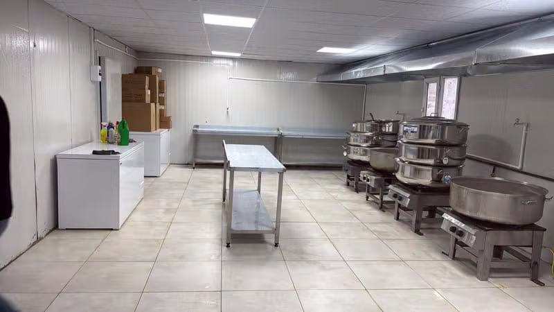 Paslanmaz çelik tencerelerle donatılmış üretim mutfağı